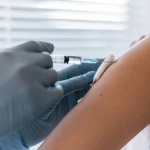 ВОЗ рекомендовала вакцинировать от коронавируса детей