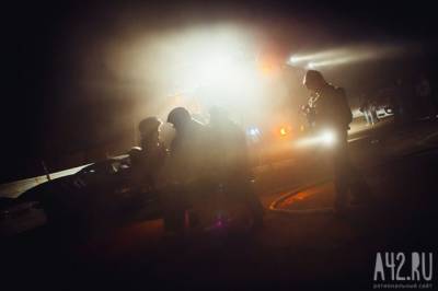 В Новокузнецке ночной пожар в автомобилях сняли на видео