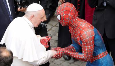 Папа Римский встретился с «Человеком-пауком» (видео)