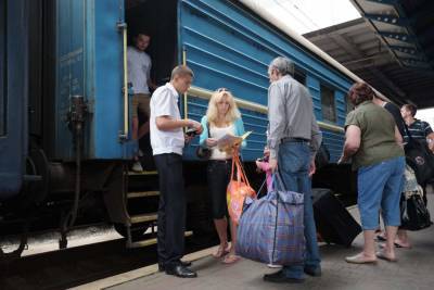 ЧП в поезде "Укрзализныци": вода с потолка затопила все вещи пассажиров, кадры