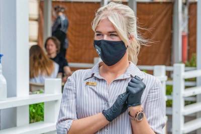 Вакцинированных работников сферы услуг обязали продолжить носить маски и перчатки в Москве