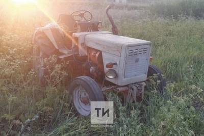 В Татарстане тракторист, сдавая назад, съехал в кювет и погиб