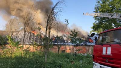 Крышу ангара в Пушкинском районе тушили почти 14 часов