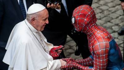 «Человек-паук» пришел на аудиенцию к папе римскому и подарил ему маску