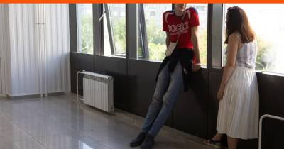«Мне ничего не мешает в жизни, кроме дверей и потолков»: как живется самому высокому школьнику России