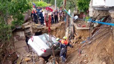 В Крыму спасатели выкапывают похороненные наводнением авто - фото