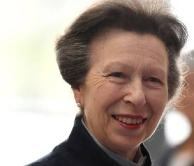70-летняя дочь Елизаветы II вышла в свет в юбке-карандаше и элегантном пиджаке
