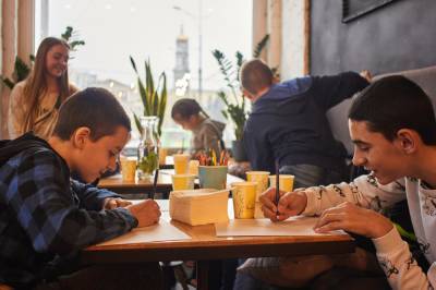 Дети и подростки смогут посещать столичные кафе без QR-кодов – Учительская газета
