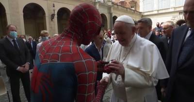 Папа Римский встретился с Человеком-пауком (видео)