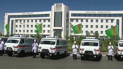 Бердымухамедов передал больнице Туркменабата 10 «буханок» скорой помощи