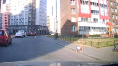 Годовалый ребенок выполз на проезжую часть под Петербургом