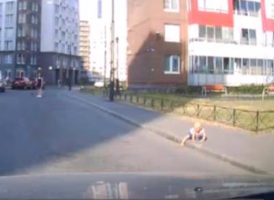 Петербуржец заметил ребенка, который выполз на дорогу, оставшись без присмотра родителей