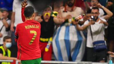 В Роналду кинули бутылку колы во время матча с Францией