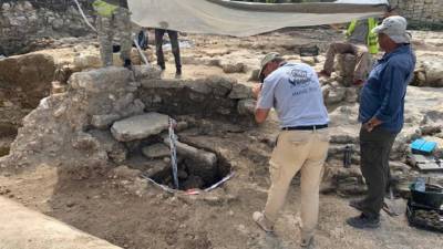 Ученые из Петербурга обнаружили нетронутый древний христианский склеп – фото