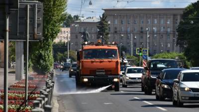 Дорожная техника продолжает очищать улицы Петербурга