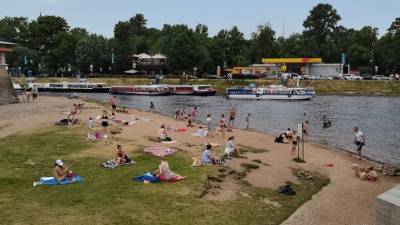 Аномальная жара бросает вызов Петербургу: где купаться в городе без страха и упрека
