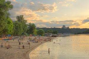 В Киеве сразу на пяти пляжах обнаружили кишечную палочку