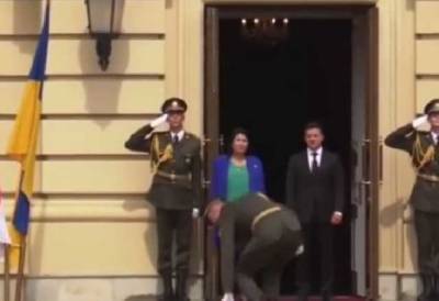 Конфуз на встрече Зеленского и президента Грузии: солдат уронил часть амуниции