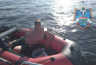 С лодки на реке Волхов госпитализировали потерявшего сознание рыбака