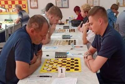 Брянский спортсмен завоевал две медали на турнире по шашкам