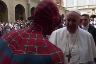 К Папе Римскому пришел Человек-паук с подарком