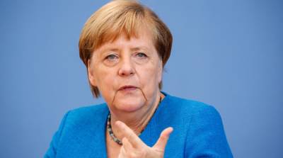 Меркель заявила, что Евросоюз должен наладить диалог с Путиным