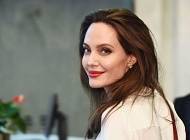 Анджелина Джоли показала стильное платье, которое идеально сядет на любую фигуру