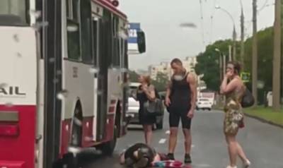 В Харькове женщина бросилась под троллейбус: видео с места