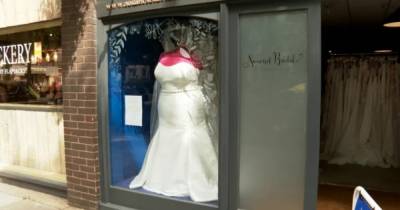 Манекен в свадебном платье стал объектом бодишейминга