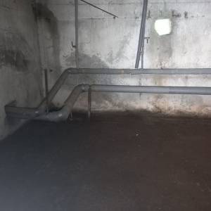 В подвале запорожской многоэтажки прорвало трубу холодной воды. Фото