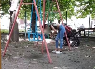 "Еле держалась на ногах": в Одессе юная мама с ребенком напугала местных