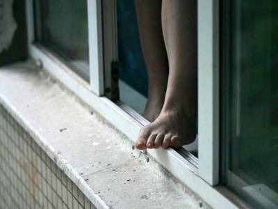 В Челябинской области девушка выпала из окна девятого этажа