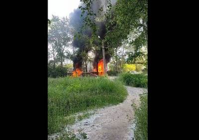 Вспыхнувшую в Рязани теплотрассу тушат три пожарных расчета