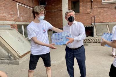 Вице-спикер ЗакСа Сергей Соловьев помог Покровской больнице восполнить запасы воды и вентиляторов