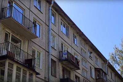 Готовь крышу летом: ЖКС Калининского района решил починить кровлю многоэтажки в 30-градусную жару