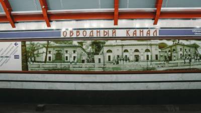 Полиция выясняет причину падения женщины на рельсы в метро Петербурга