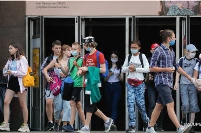В Украине коронавирусом заразились свыше 900 человек