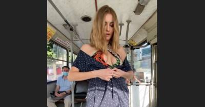 "Высади это бл*дство": в Ровно блогер разделась в троллейбусе по просьбе подруги (видео)