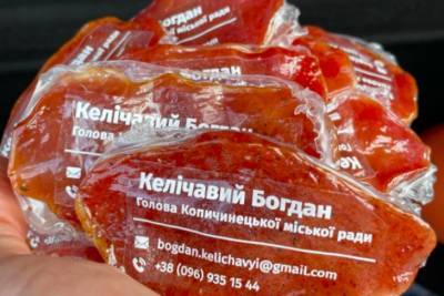 Мэр города на Тернопольщине сделал себе визитки из вяленого мяса