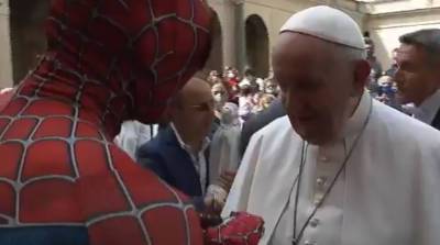 "Человек-паук" встретился с Папой Римским и подарил ему маску супергероя (Видео)