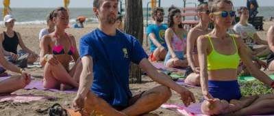 В Мариуполе более 300 человек отметили Международный день йоги