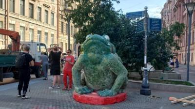 Петербуржцев удивил новый арт-объект в виде жабы - piter.tv - Санкт-Петербург