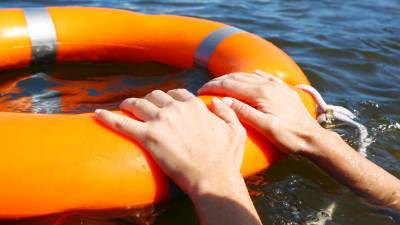 На пляже в Нижнем Новгороде отдыхающие накрыли утонувшего пакетом и продолжили купаться