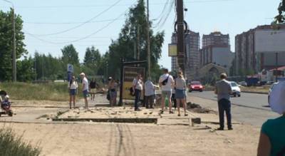 Готовы упасть обморок пока ждут автобус: ярославцы требуют построить остановку