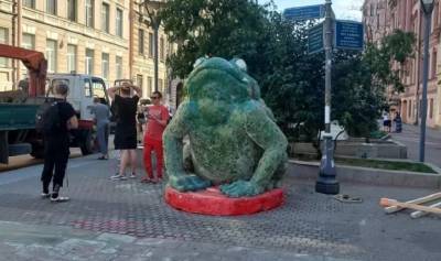 В Петербурге появилась огромная жаба неразделённой любви