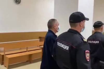 Бывший российский мэр показал средний палец после приговора сроком на 12 лет