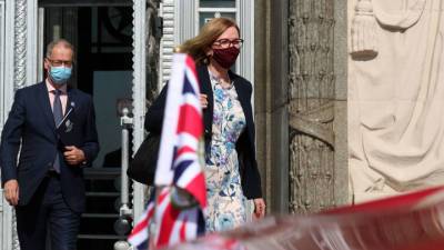 Посол Великобритании провела на Смоленской площади полчаса