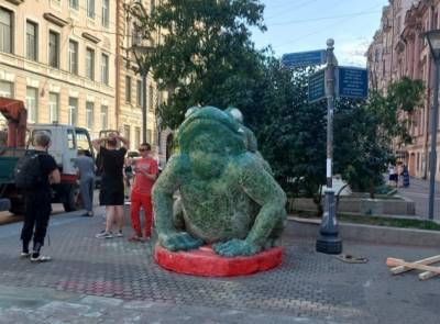 В Петербурге появилась скульптура «Жаба любви». Мнения жителей разделились