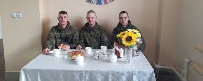 Самовар, сытные пироги и фрукты: в армии прошел День именинника