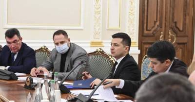 У Зеленского на закрытом совещании обсудят санкции США в отношении украинцев